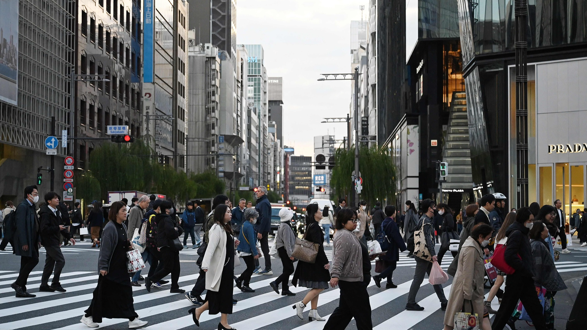 People cross a road in Ginza, Tokyo, November 12, 2025. /VCG