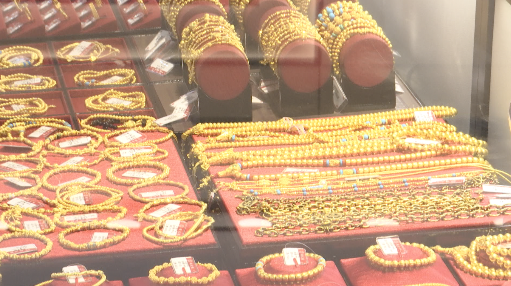 Young Chinese buyers speak out: Is now the right time to buy gold?