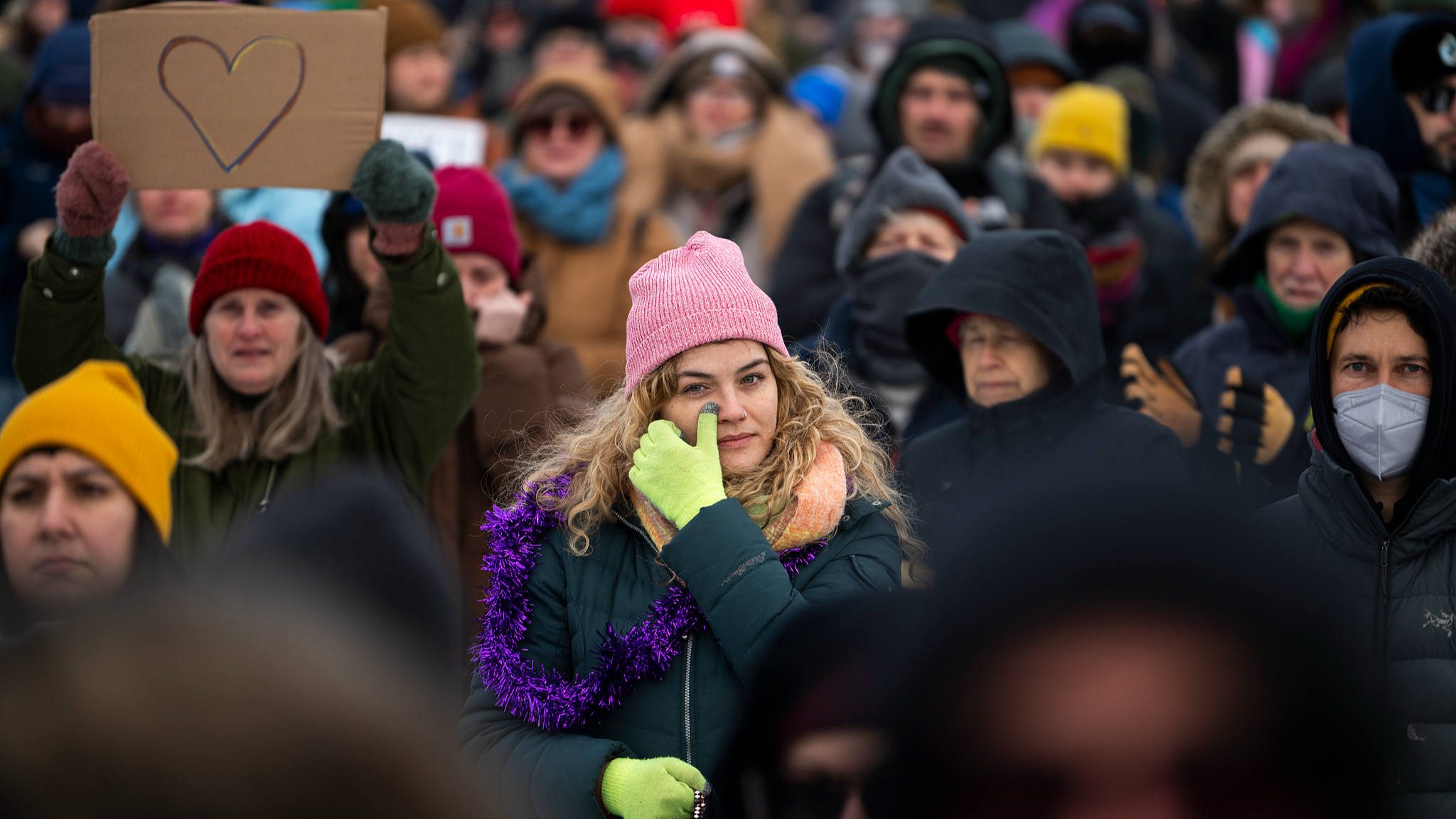  A woman wipes a tear as she listens to Annie Ganger, sister of Renee Good, speak during a public memorial service in Powderhorn Park on February 7, 2026 in Minneapolis, Minnesota, U.S. /VCG