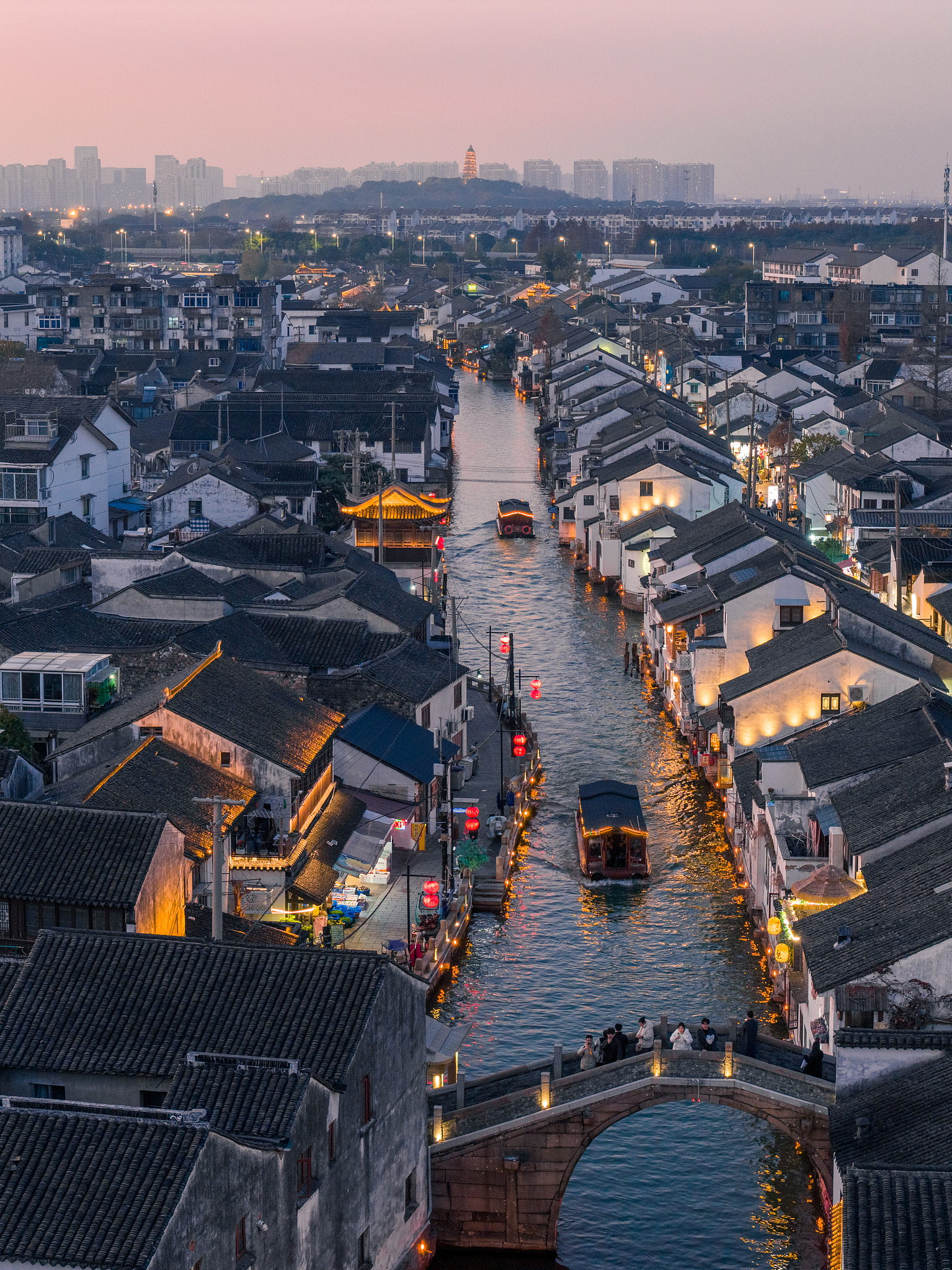 Strolling Shantang Street, discovering Jiangnan romance