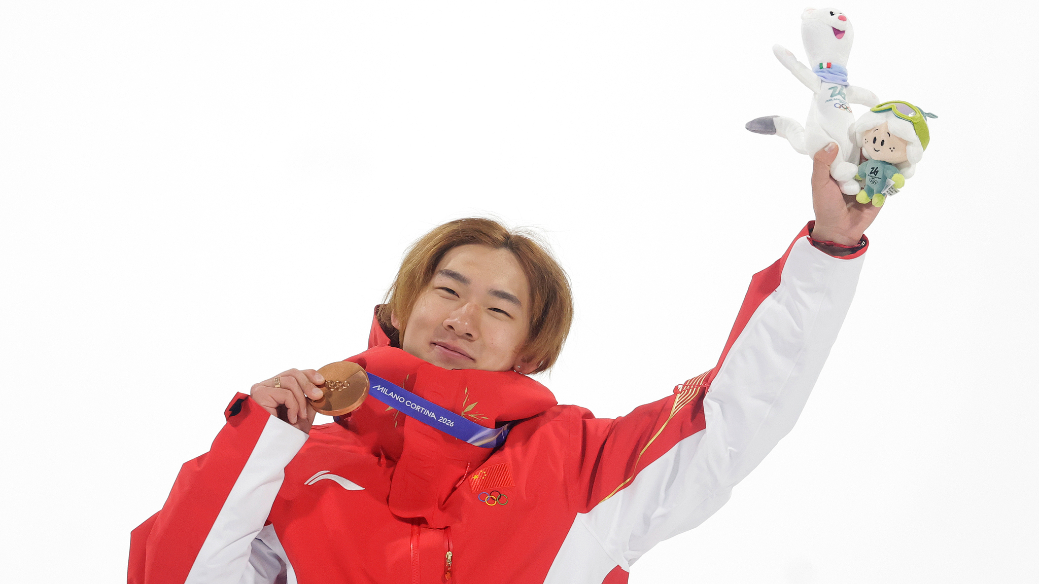 Su Yiming of China celebrates with the bronze medal after finishing third in the men's snowboard big air final at the 2026 Milano Cortina Winter Olympics in Livigno, Italy, February 7, 2026. /VCG
