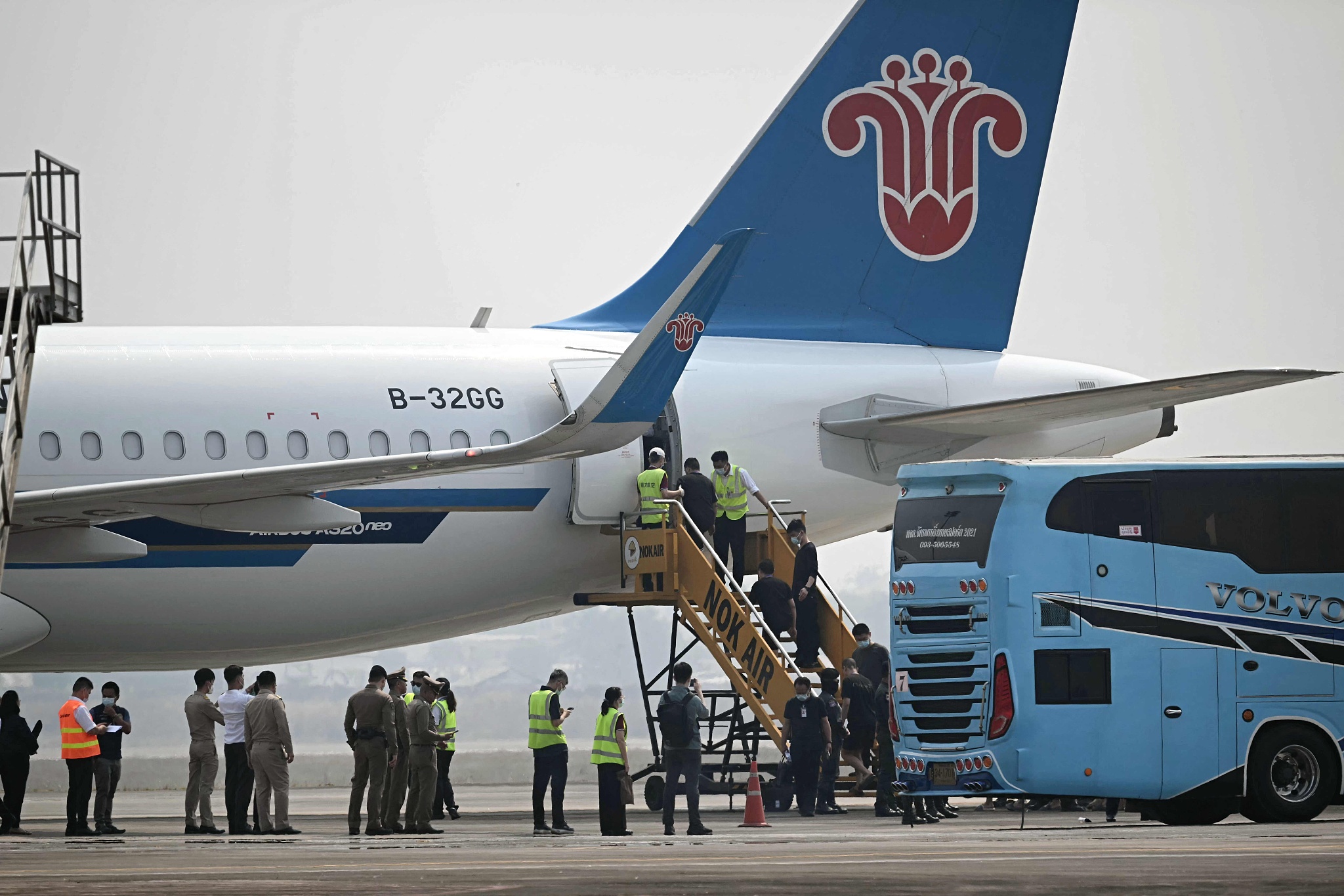 The first batch of alleged scam center workers and victims from China handed over by Myanmar board a plane at Mae Sot Airport in Mae Sot, Tak province, Thailand, on February 20, 2025. /VCG