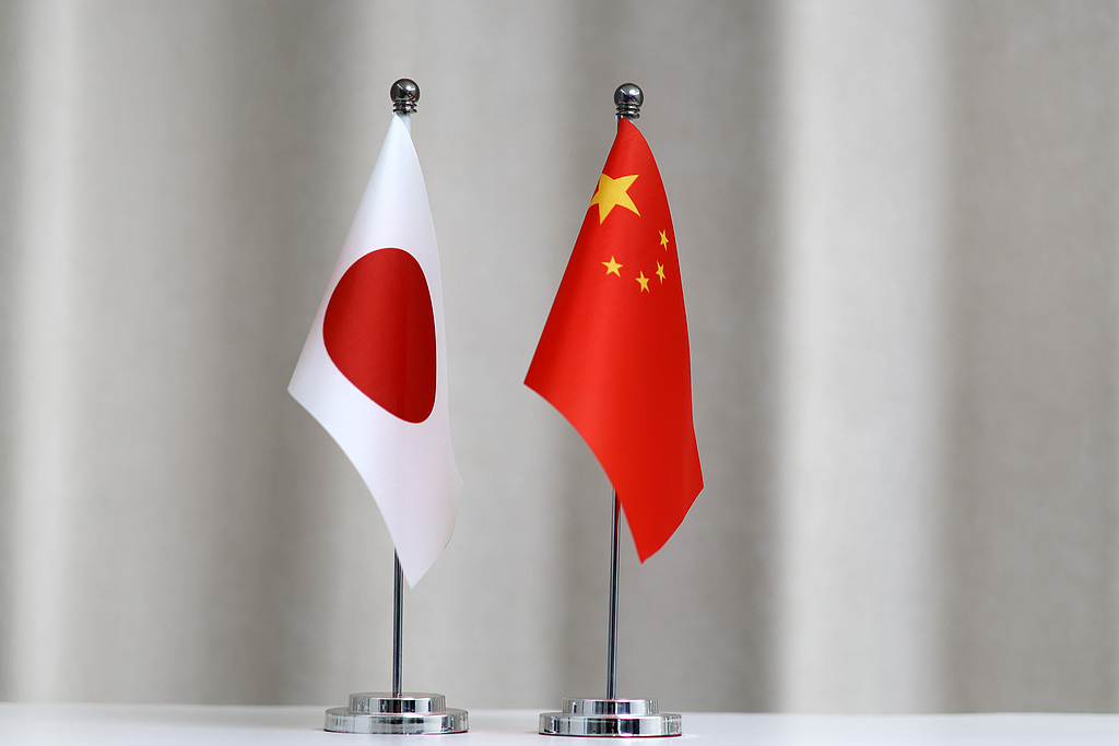 National flags of China (R) and Japan. /VCG