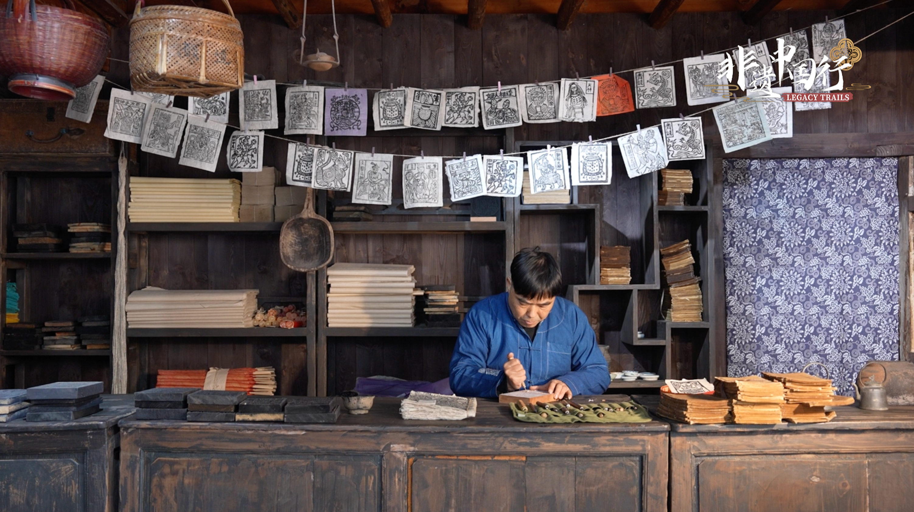 Zhang Renhua, an inheritor of Jiama woodcut print, works in his studio in Dali, southwest China's Yunnan Province. /CGTN