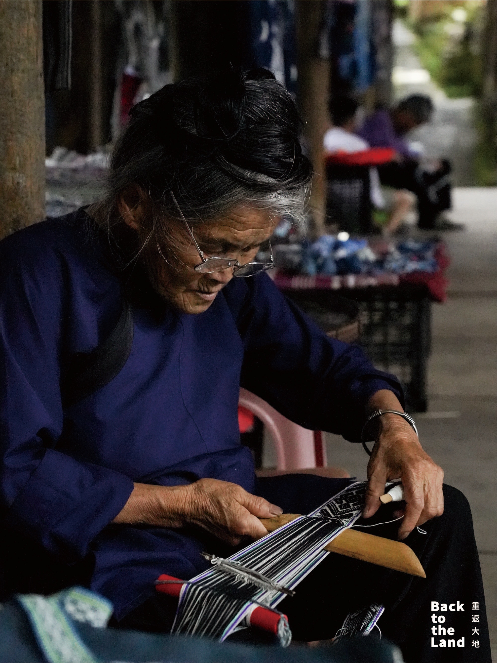 A Dong grandmother skillfully weaves intricate bands using simple, time-honored tools. /CGTN