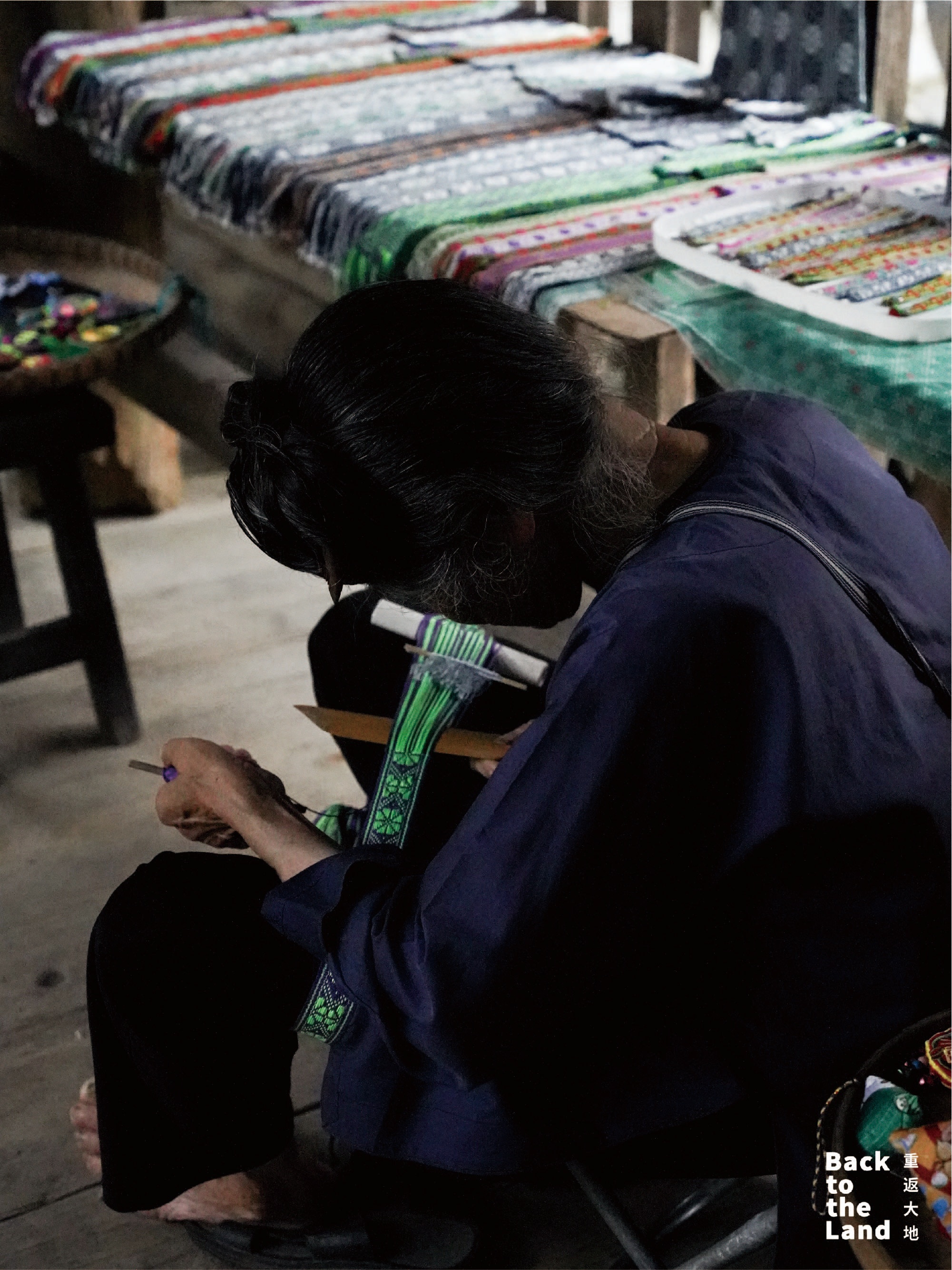 A Dong grandmother skillfully weaves intricate bands using simple, time-honored tools. /CGTN