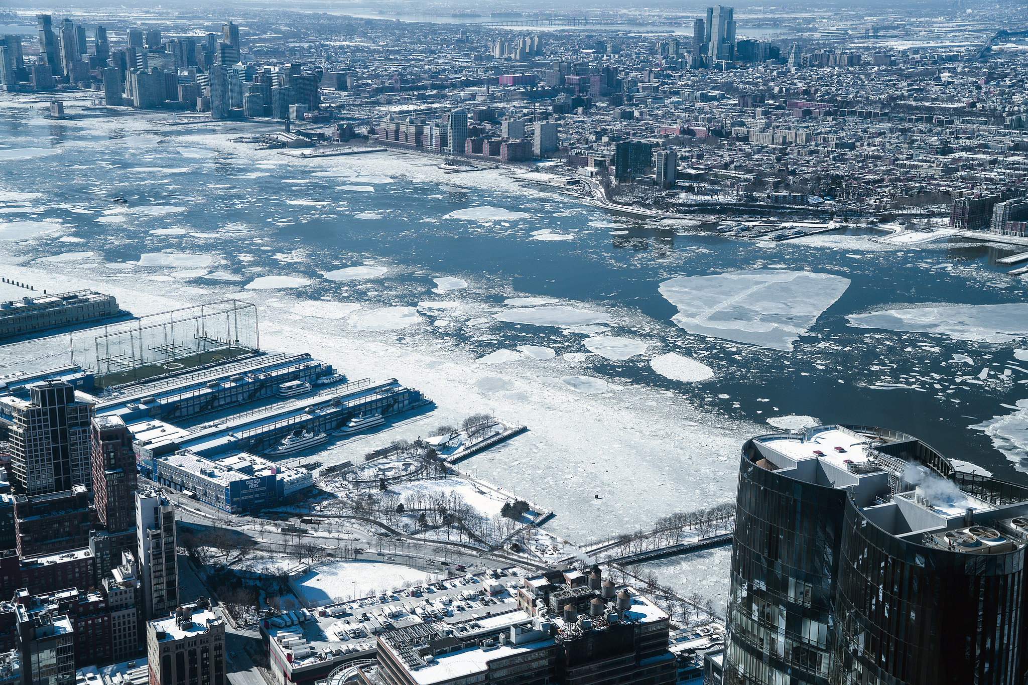Ice sheets drift through New York Harbor, New York, U.S., February 9, 2026. /VCG