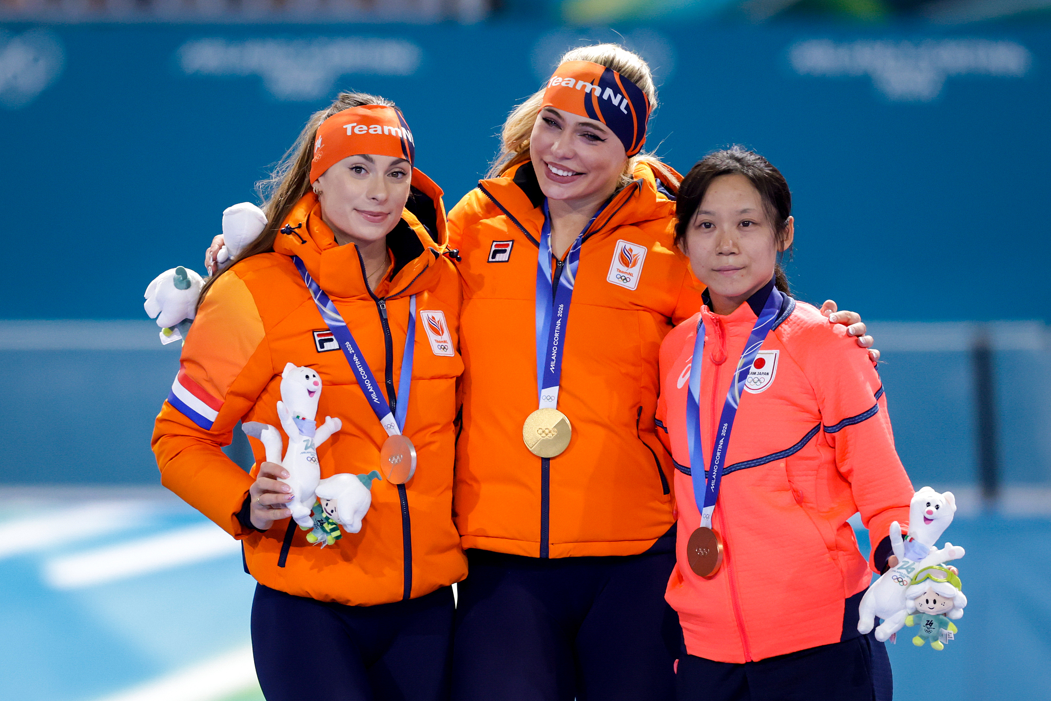 L-R: Silver medalist Femke Kok, gold medalist Jutta Leerdam of the Netherlands and bornze medalist Miho Takagi of Japan pose for a photo after competing in the women's speed skating 1,000-meter event at the 2026 Milano Cortina Winter Olympics in Milan, Italy, February 9, 2026. /VCG
