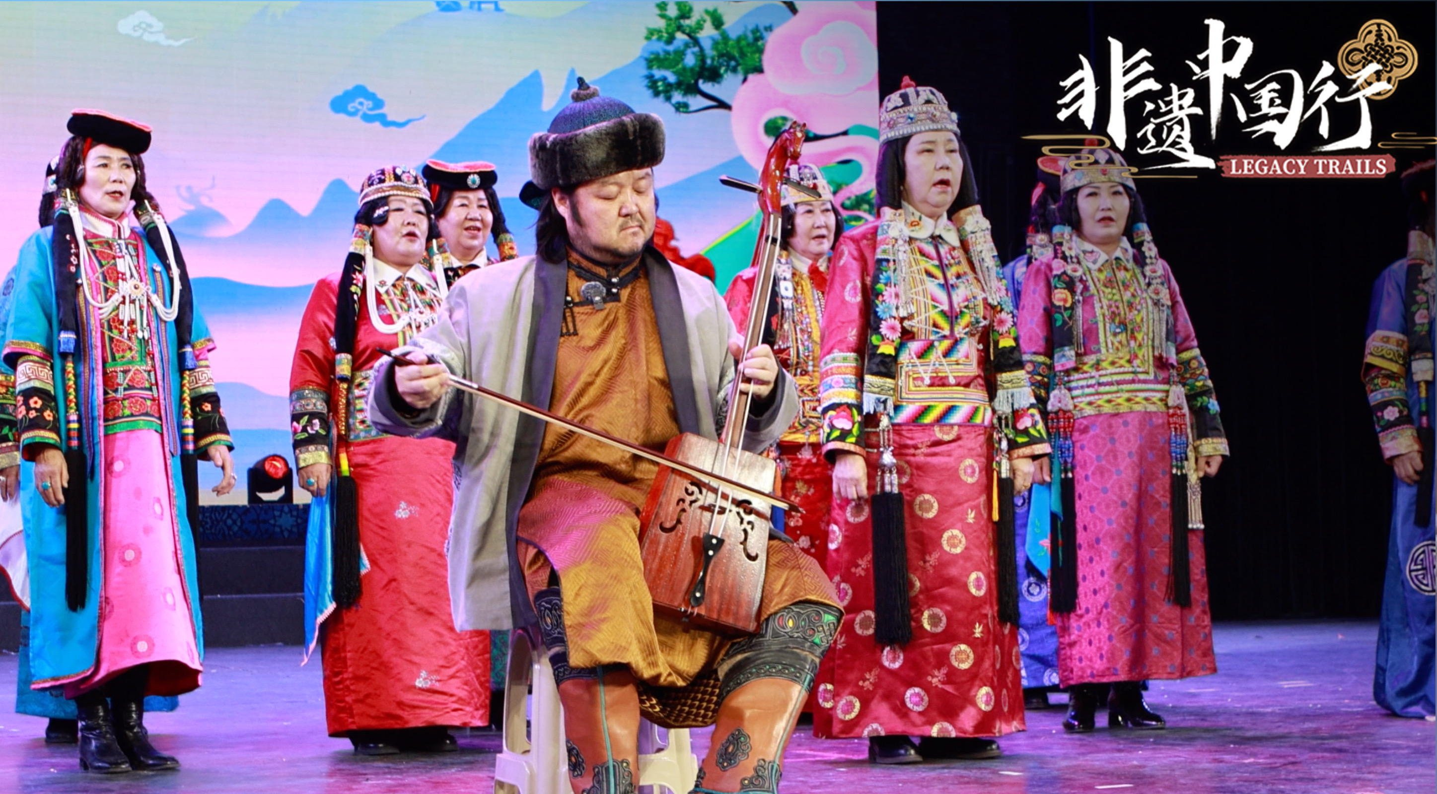 Sambuu performed Mongolian folk songs alongside folk artists. /CGTN