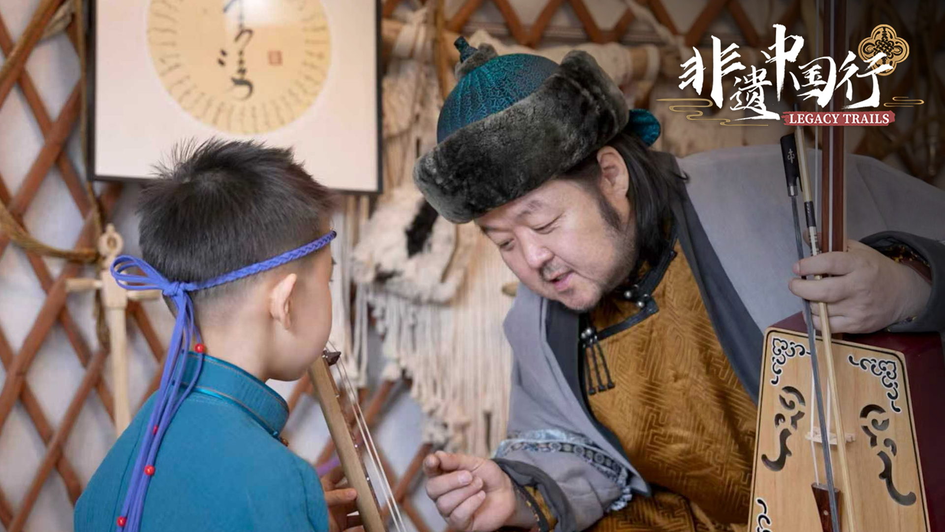 Sambuu taught the child to play the morin khuur. /CGTN