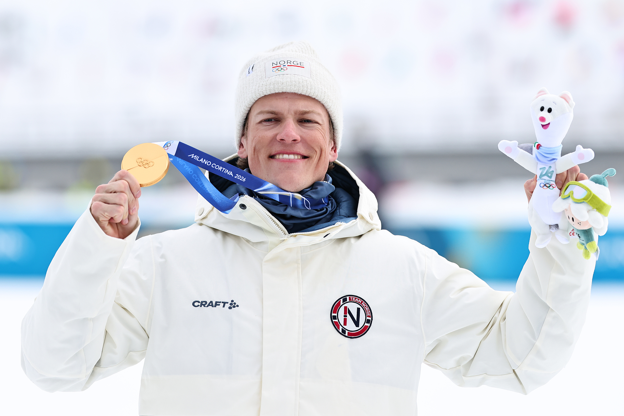 Johannes Hoesflot Klaebo of Norway displays his gold medal during the awards ceremony after winning the men's cross-country skiing sprint classic final at the 2026 Milano Cortina Winter Olympics in Val di Fiemme, Italy, February 10, 2026. /VCG