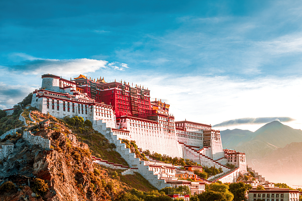 A file photo of the Potala Palace in Lhasa, Xizang Autonomous Region, a UNESCO World Heritage Site and monumental fortress of faith, history and Buddhist culture. /VCG