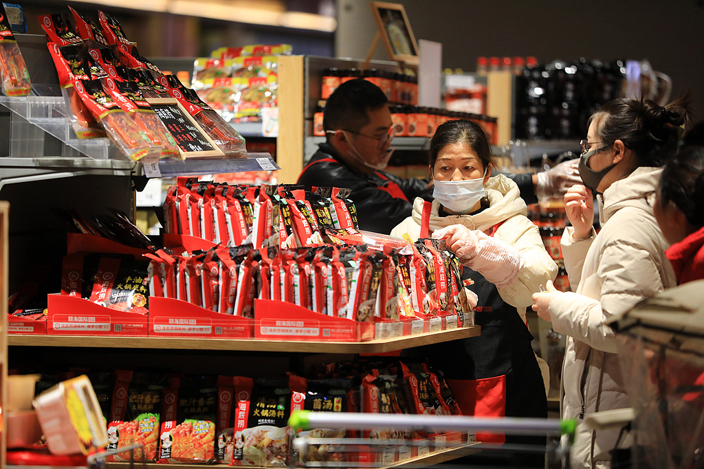 Shoppers browse items at a supermarket in Huai'an, Jiangsu province, December 16, 2025./ VCG