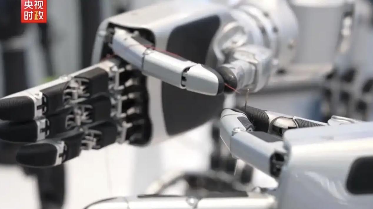 Linkerbot demonstrated its highly flexible hand performing fine-motor tasks such as threading a needle, highlighting its high level of flexibility. /CMG