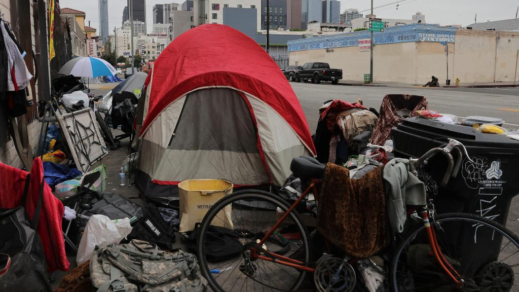 Tents of the homeless on the sidewalk of the street in downtown Los Angeles, California, the United States, December 31, 2025. /Xinhua