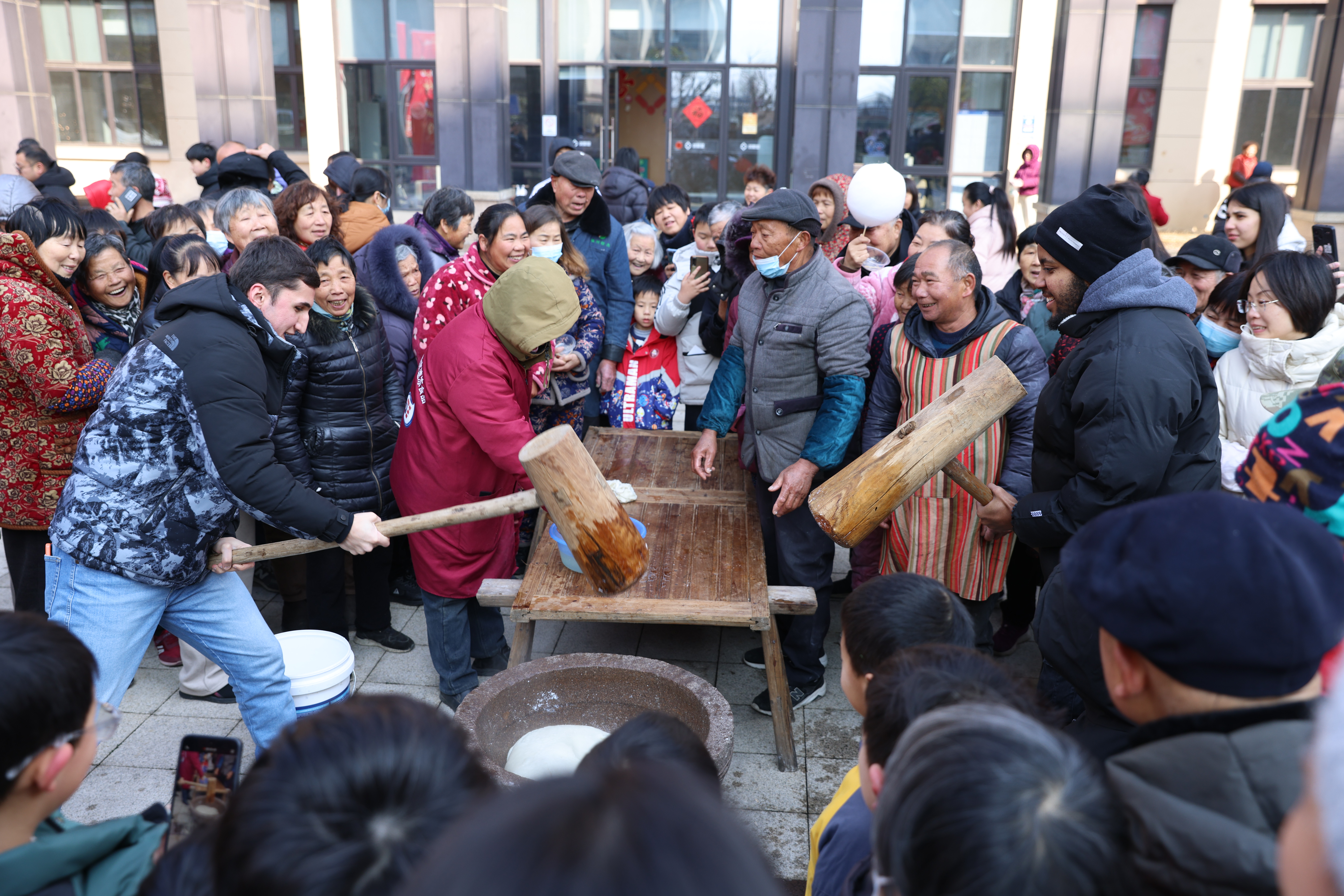 Foreign students experience pounding Jiangnan rice cakes, a traditional Chinese New Year practice in Deqing, Zhejiang Province, on February 8, 2026. /Zhao Ning