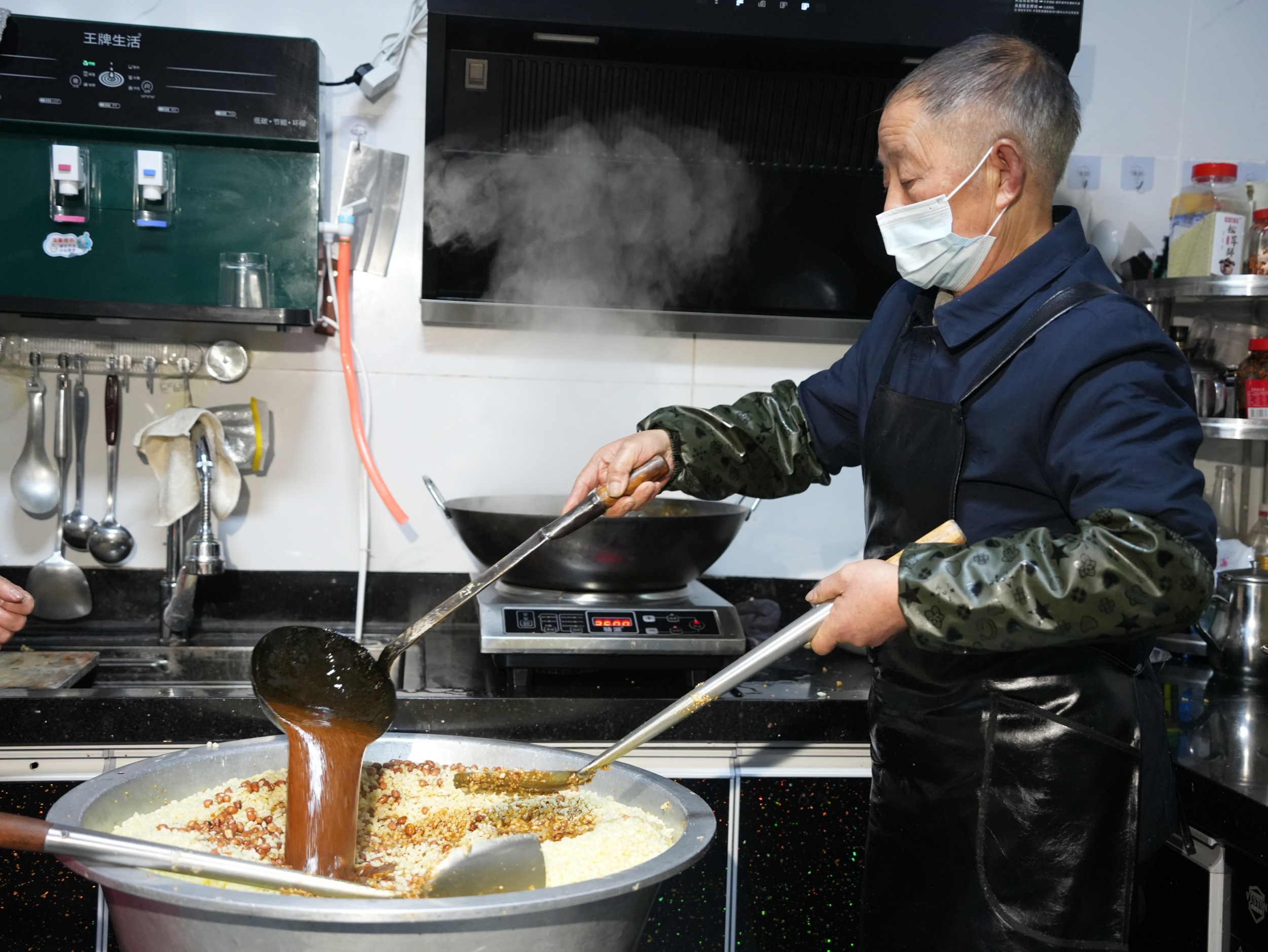 Peng Yingfa makes sesame cakes in Dejiang County, southwest China's Guizhou Province, on February 2. 2026. /Tongren Media Convergence Center