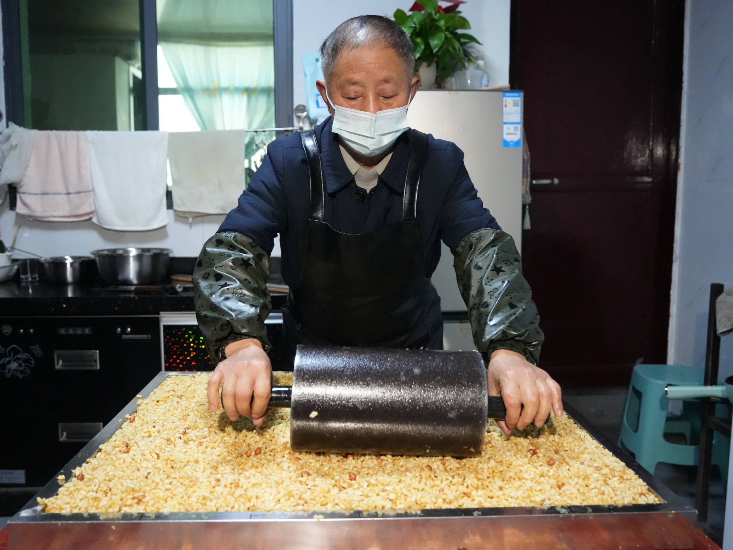 Peng Yingfa makes sesame cakes in Dejiang County, southwest China's Guizhou Province, on February 2. 2026. /Tongren Media Convergence Center