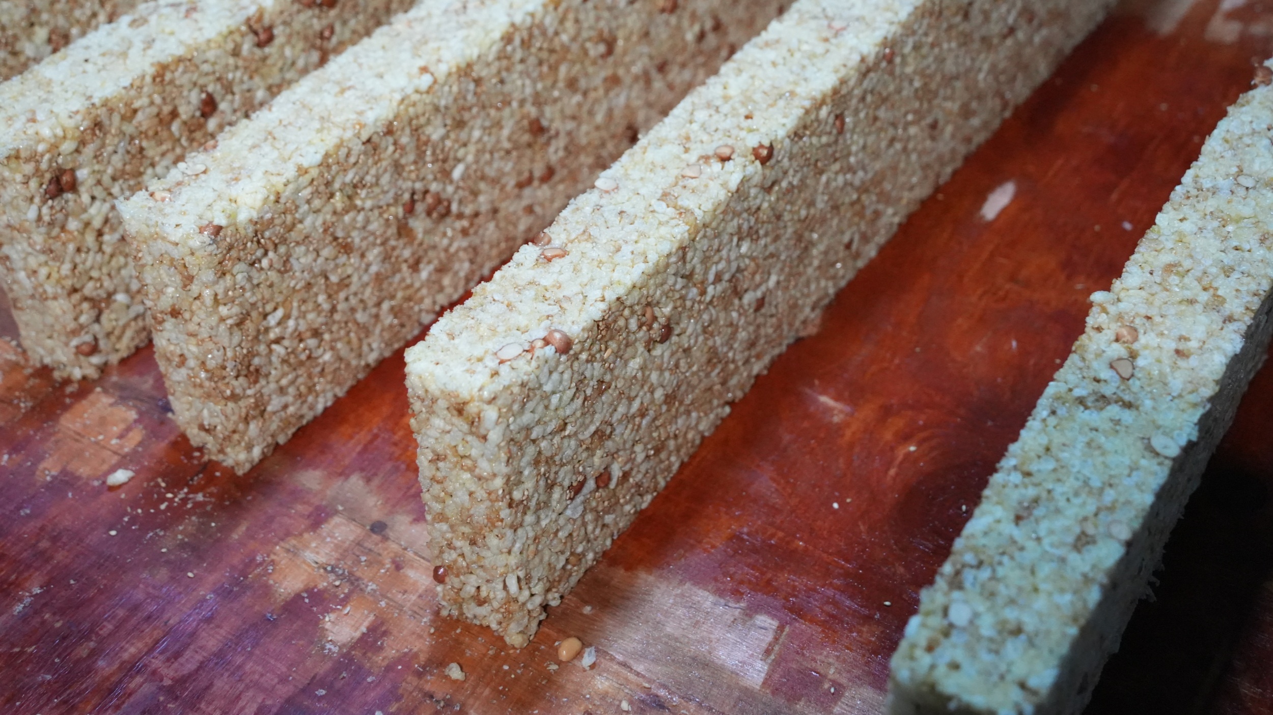 Handmade sesame cakes bring festive flavor to Guizhou