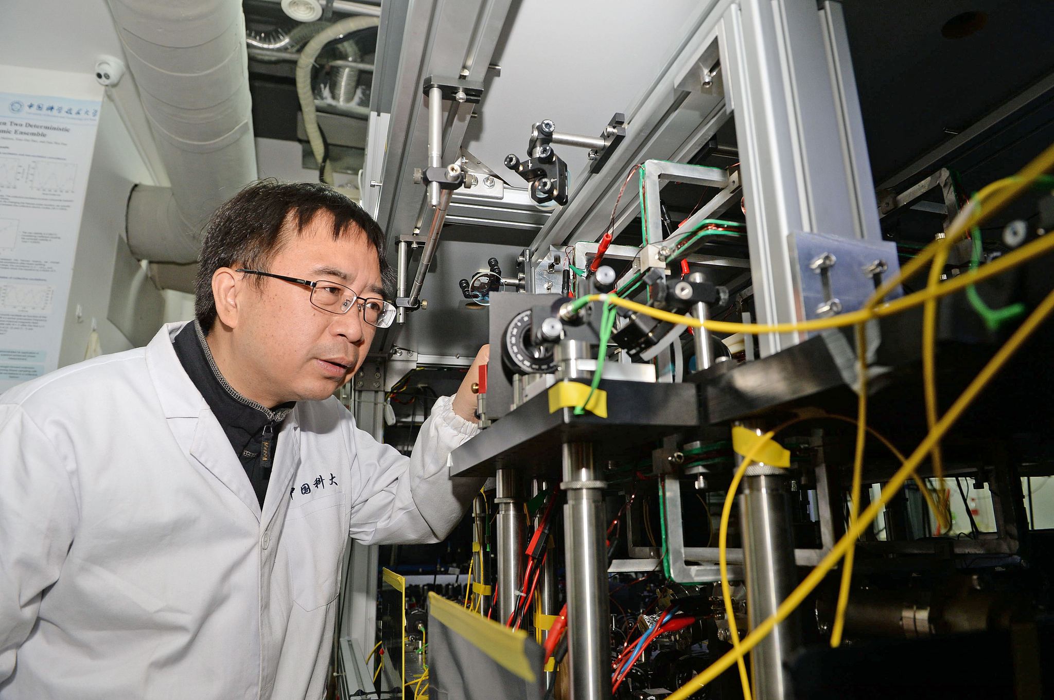 Pan Jianwei, academician of the Chinese Academy of Sciences, learns about research progress at a quantum storage laboratory at the University of Science and Technology of China, Hefei, Anhui Province, east China, April 20, 2017. /VCG
