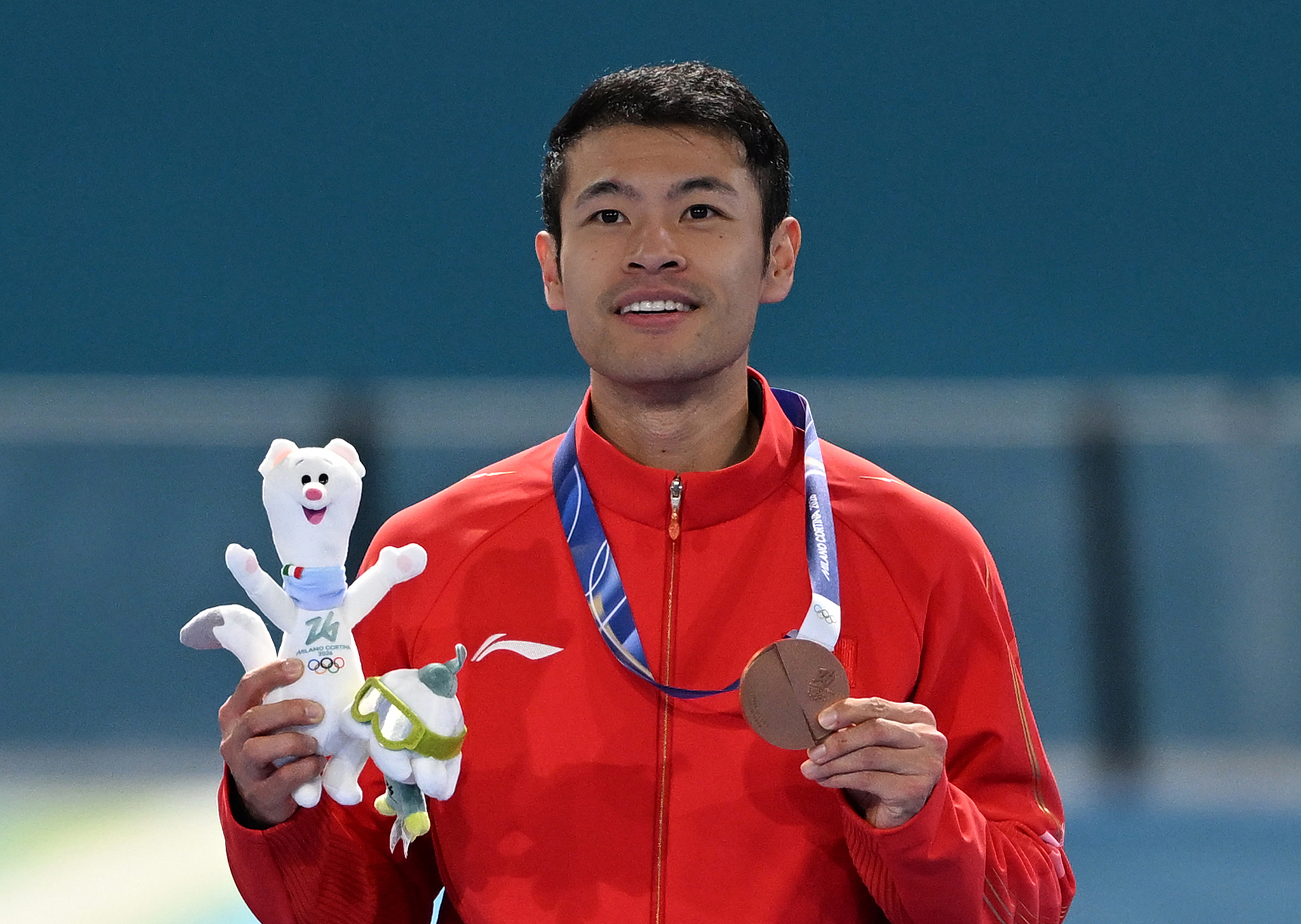 Ning Zhongyan of China displays his bronze medal during the awards ceremony after the men's speed skating 1,000-meter competition at the 2026 Milano Cortina Winter Olympics in Milan, Italy, February 11, 2026. /VCG