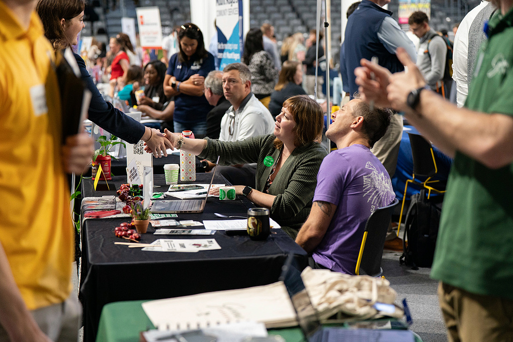 A recruiter and a job seeker shake hands at the Appalachian State University internship and job fair on October 1, 2025, Boone, North Carolina, US. /VCG