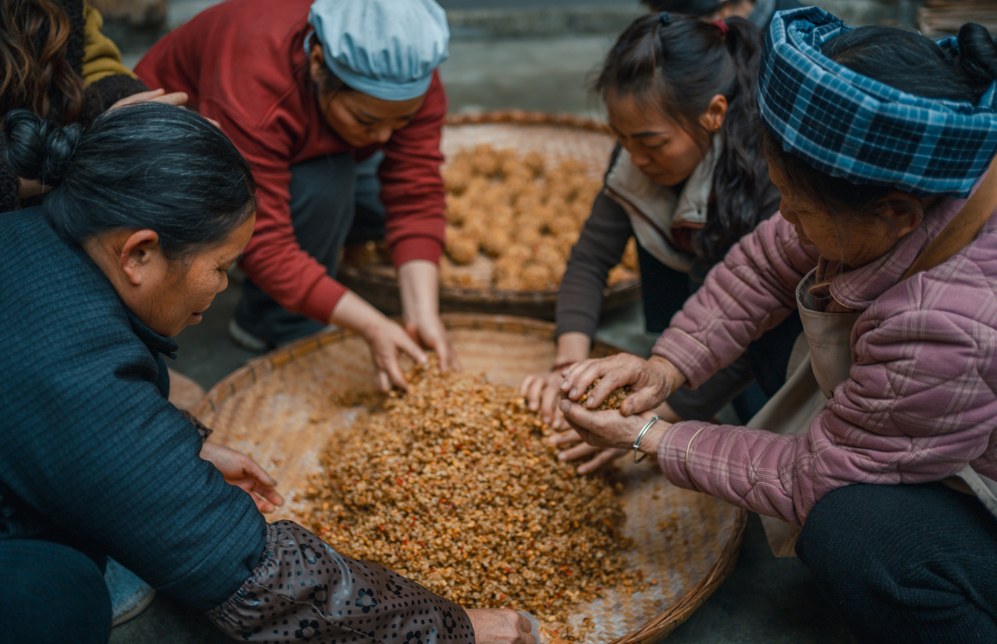 Buyi people make brown sugar rice puffs ahead of Chinese New Year in Wangmo County, Guizhou Province on February 11, 2026. /VCG