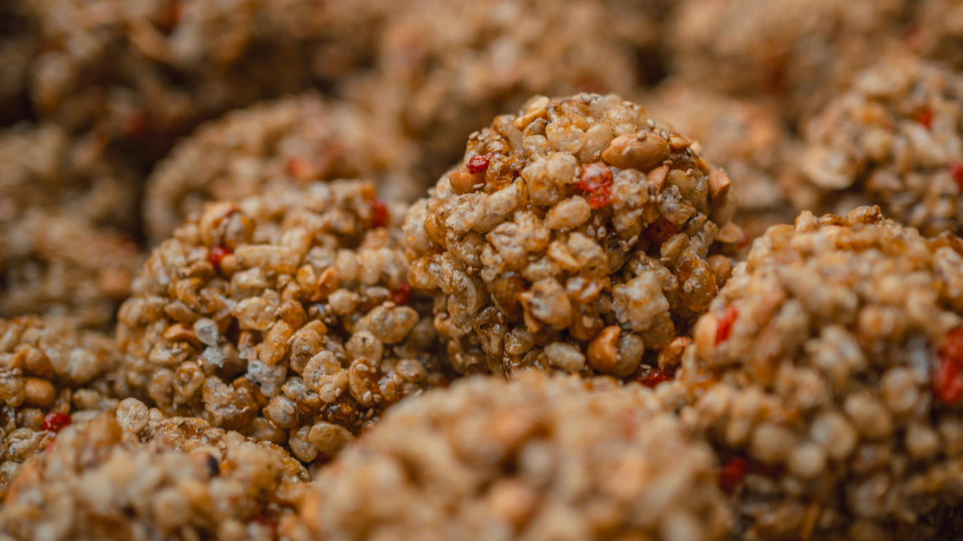 Buyi people craft rice puffs for Chinese New Year