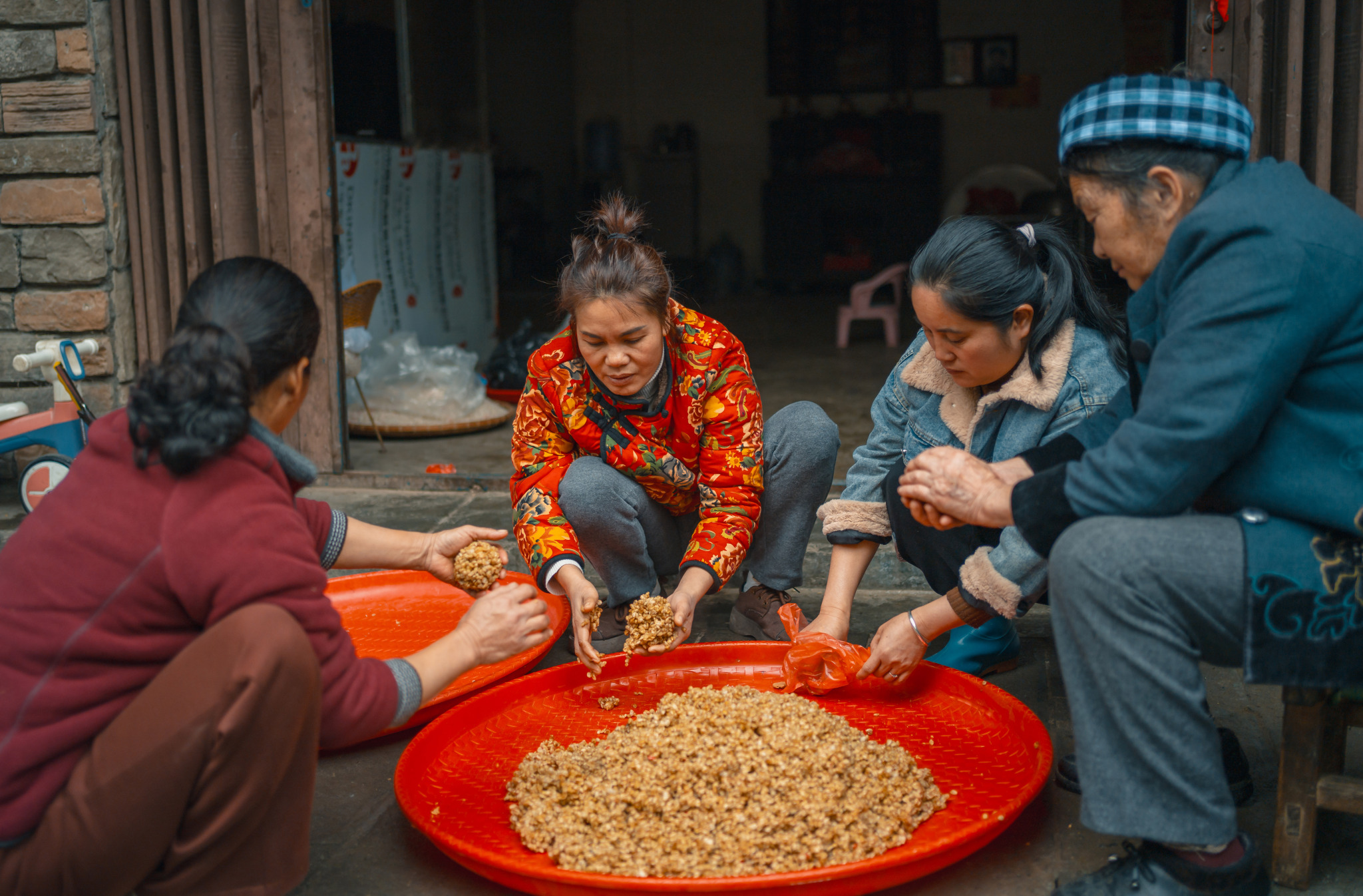 Buyi people make brown sugar rice puffs ahead of Chinese New Year in Wangmo County, Guizhou Province on February 12, 2026. /VCG