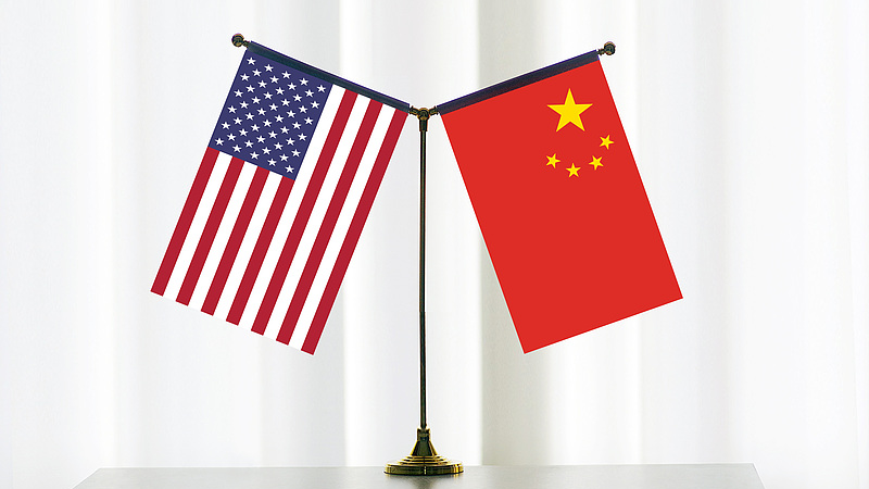 National flags of China and the United States. /VCG