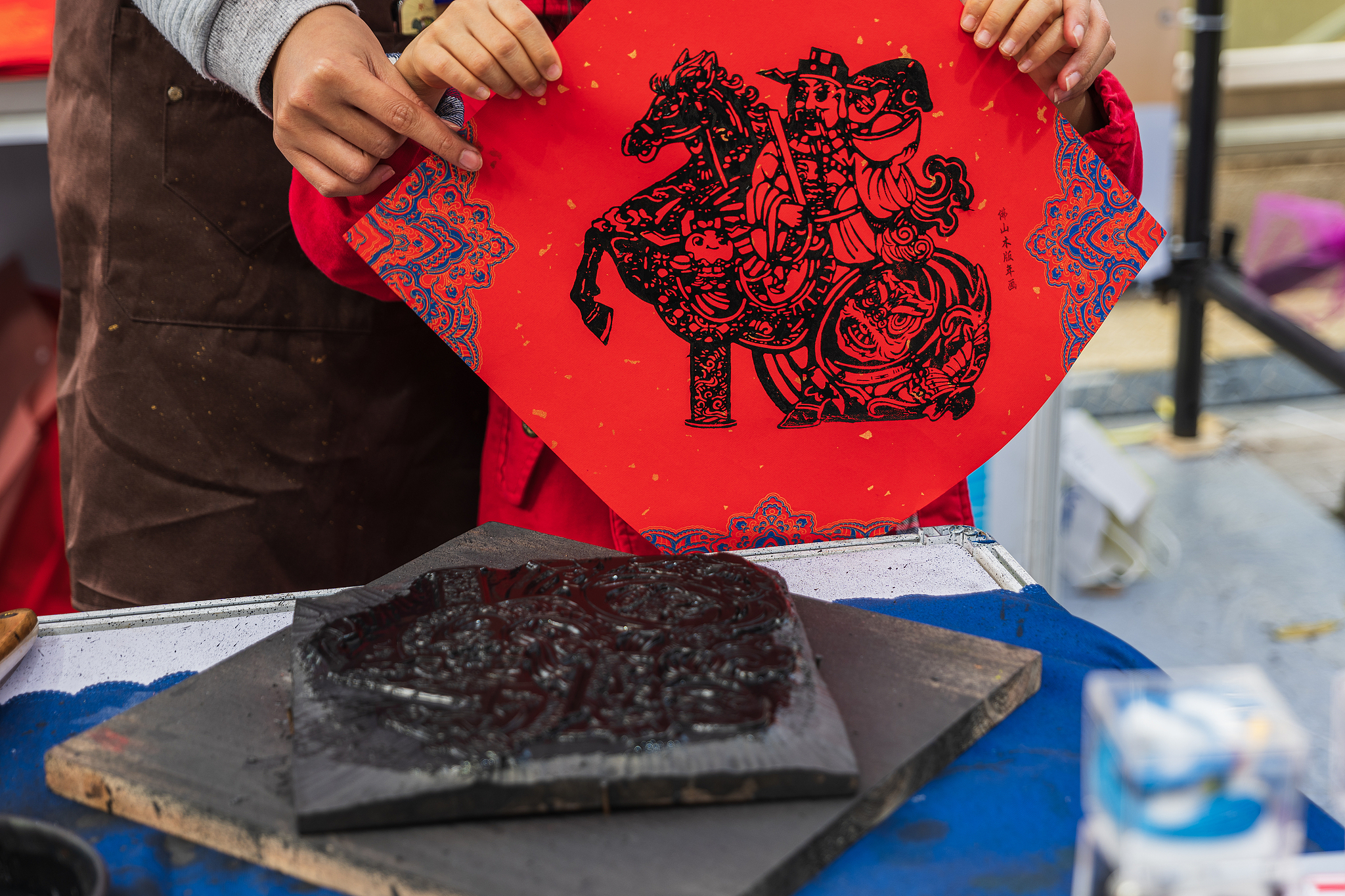 People experience the making of Foshan woodblock New Year print at Huacheng Square in Guangzhou, south China's Guangdong Province, January 28, 2026. /VCG