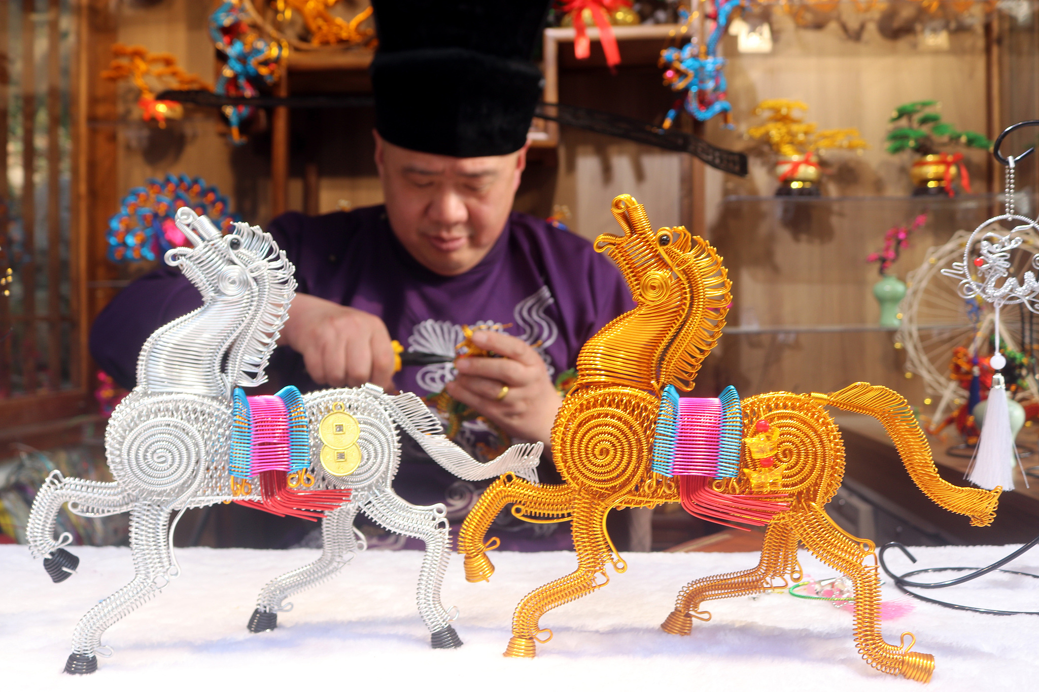 Folk artist Jiang Dajiang makes zodiac horse works using metal wire, in Suzhou, east China's Jiangsu Province, February 12, 2026. /VCG