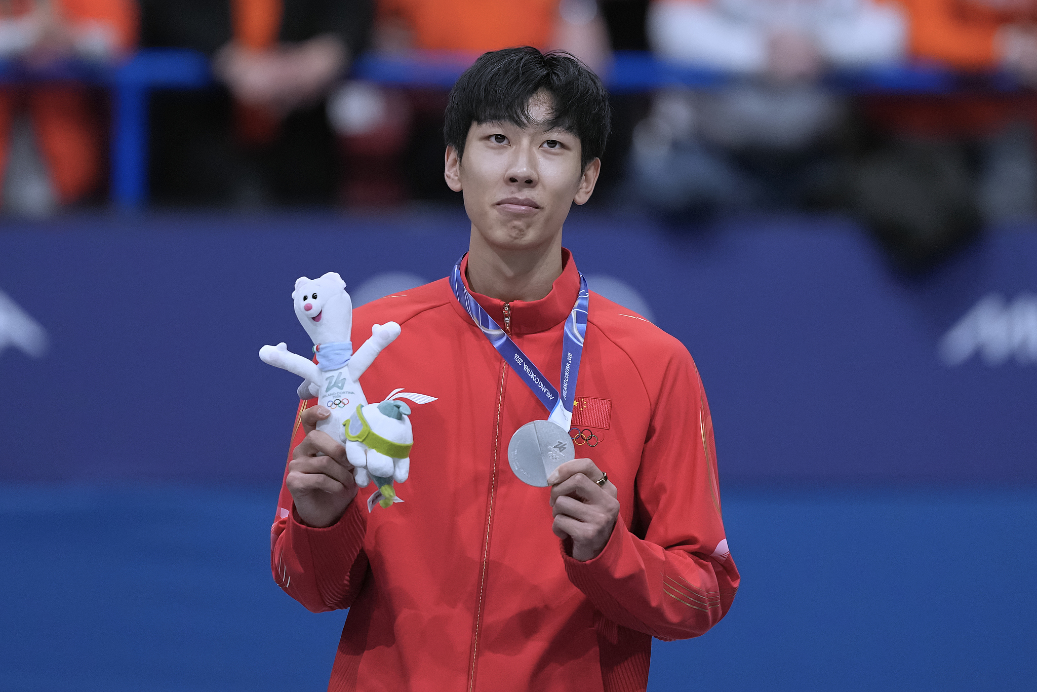 Silver medalist Sun Long of China smiles during the awards ceremony for the men's 1,000 meter short track speed skating competition at the 2026 Milano Cortina Winter Olympics in Milan, Italy, February 13, 2026. /VCG