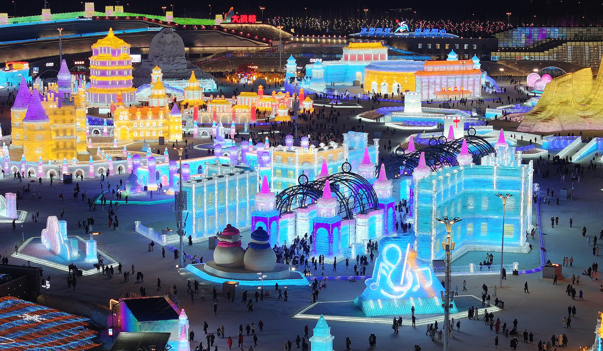 Ice sculptures of Chinese Baroque architecture in the Harbin Ice and Snow World, Harbin, Heilongjiang Province, northeast China, December 20, 2025. /CFP
