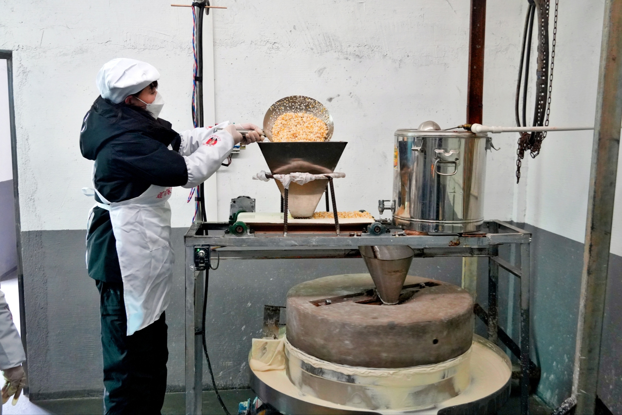 A man makes traditional mung bean noodles in Sinan County, southwest China's Guizhou Province, on January 22 2026. /Tongren Media Convergence Center
