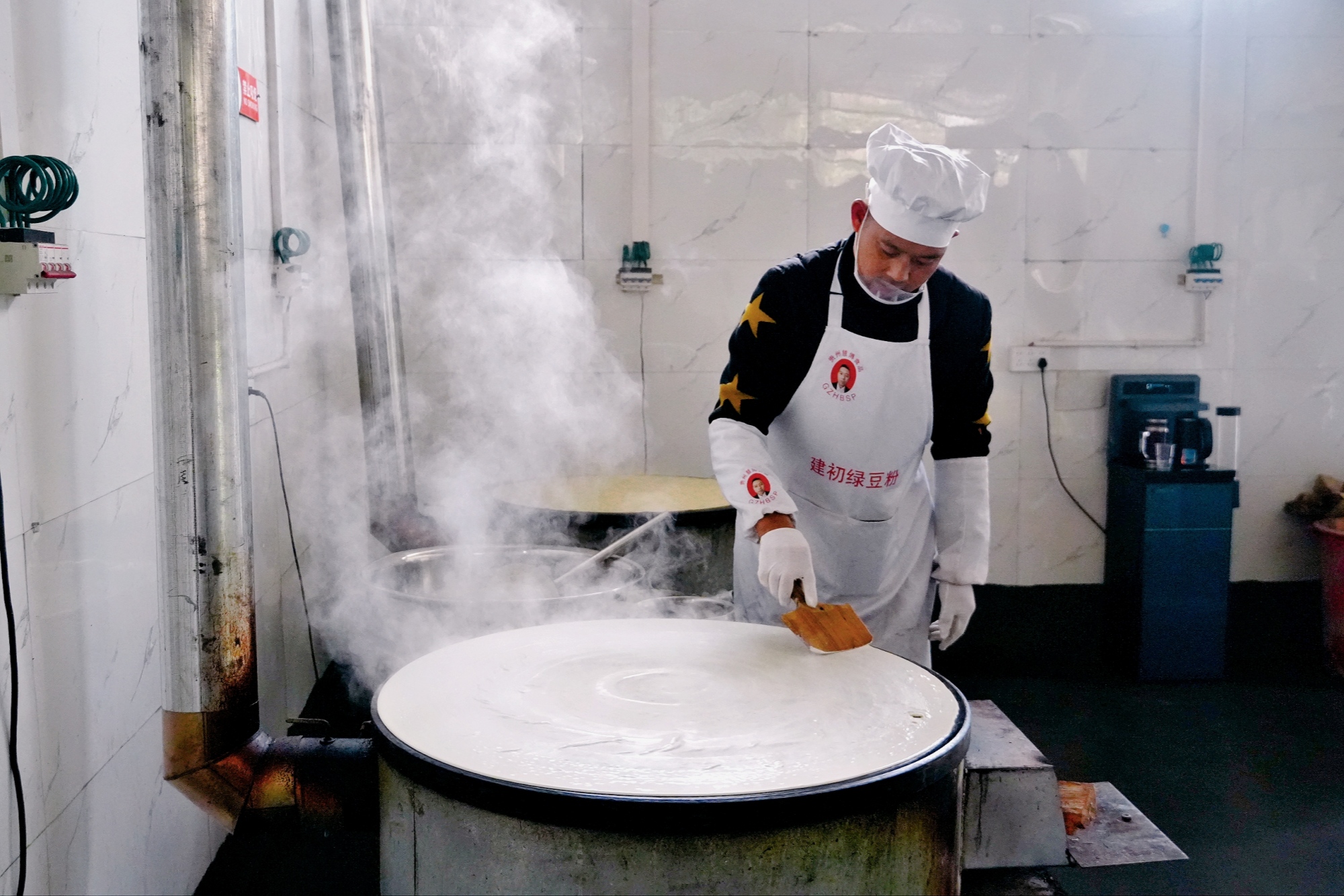 A man makes traditional mung bean noodles in Sinan County, southwest China's Guizhou Province, on January 22 2026. /Tongren Media Convergence Center