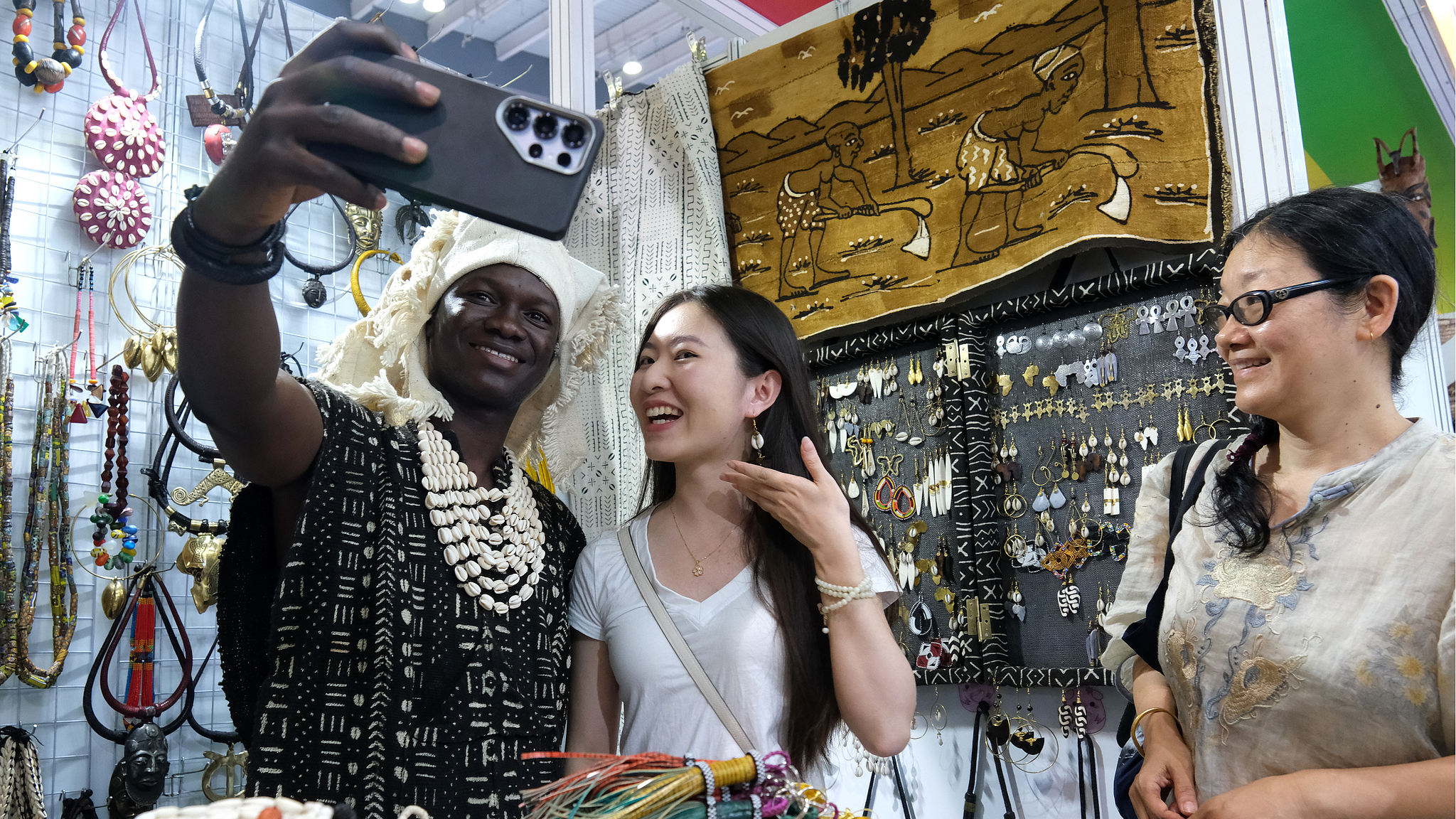 People select African specialty products at the 4th China-Africa Economic and Trade Expo in Changsha, central China's Hunan Province, June 15, 2025. /VCG