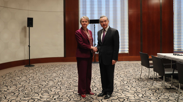 Chinese FM calls on China, Britain for more potential to cooperate