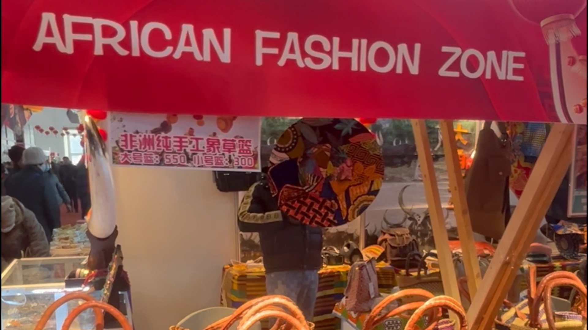 Culture and commerce fuse at New Year goods market in Beijing