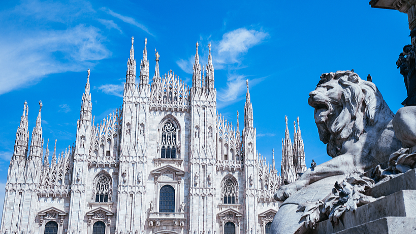 Live: Duomo Square's timeless charm meets the passion of winter sports