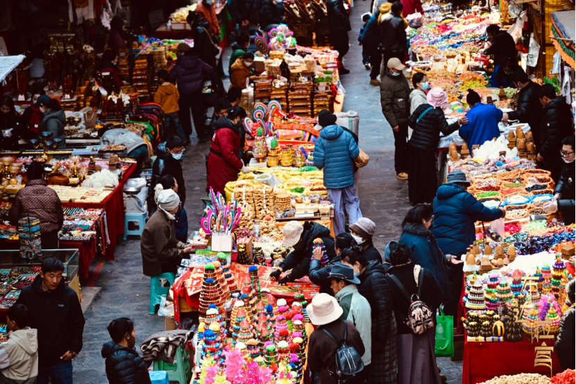 In Barkhor Old Town in Lhasa, shoppers pick out goods at the Tibetan New Year market, southwest China's Xizang Autonomous Region. /CGTN