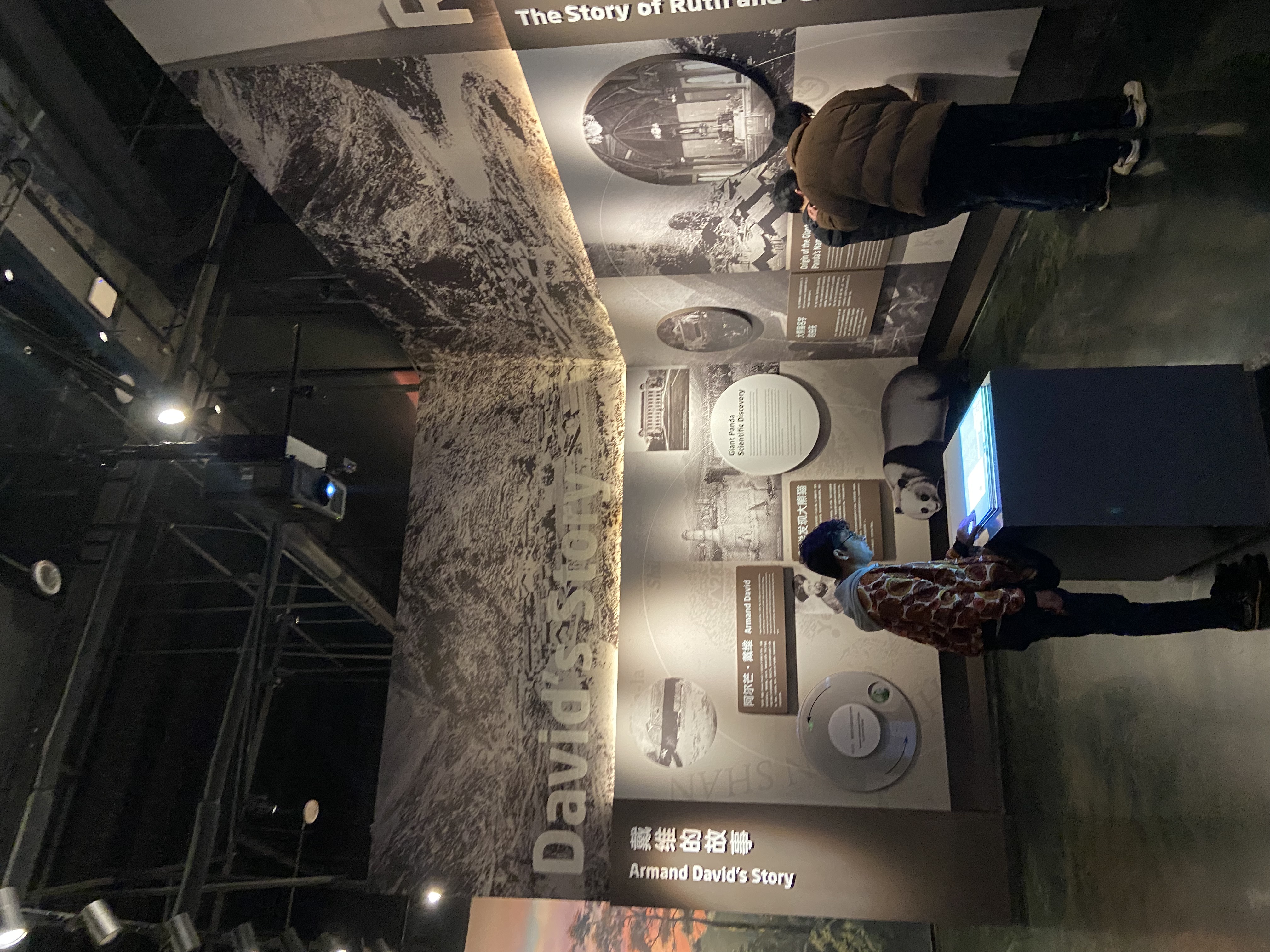 Wendyl Martin looks at an interactive display at the museum in the Chengdu Research Base of Giant Panda Breeding in Chengdu, Sichuan Province. /CGTN