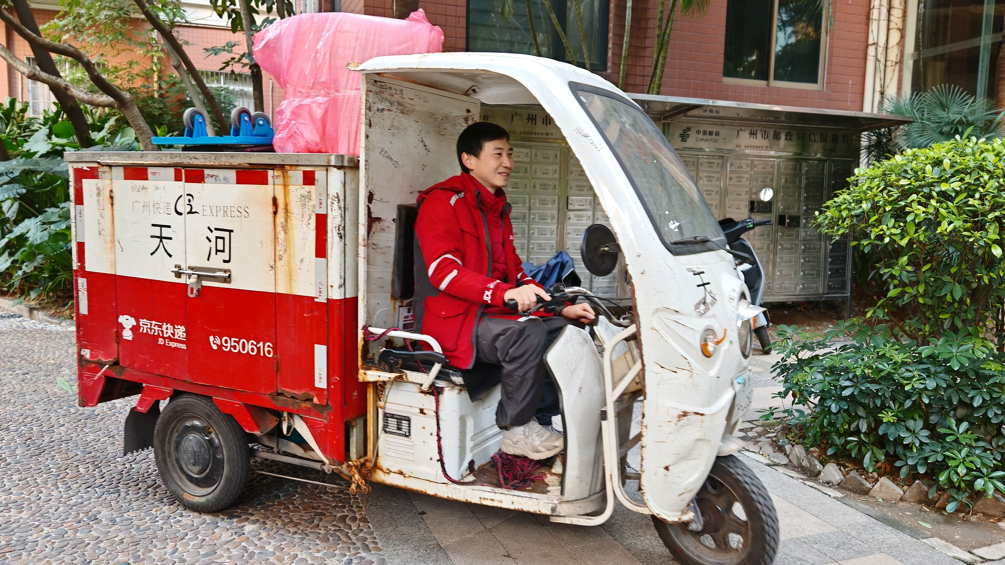 Guangzhou's gig workers: protected and powered