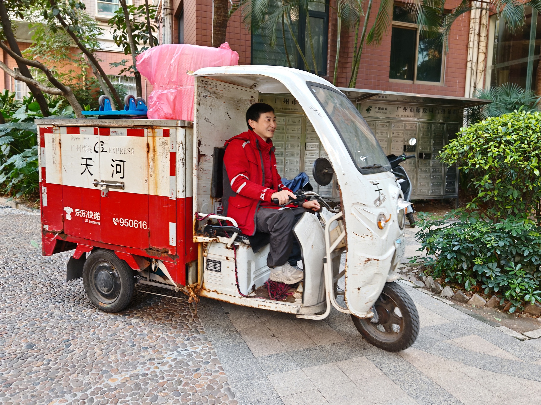 Guangzhou's gig workers: protected and powered