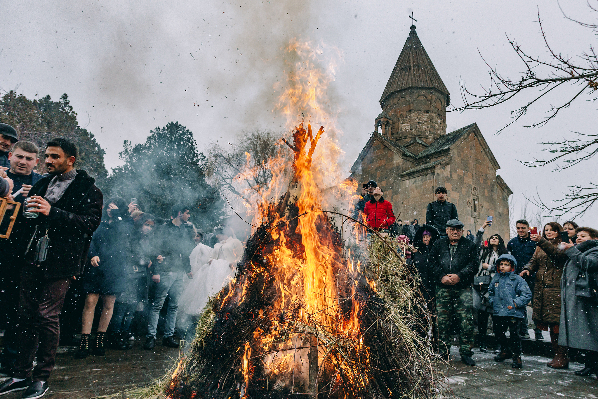 Armenians gather around a bonfire to celebrate the ancient festival of Trndez (Derendez). /VCG