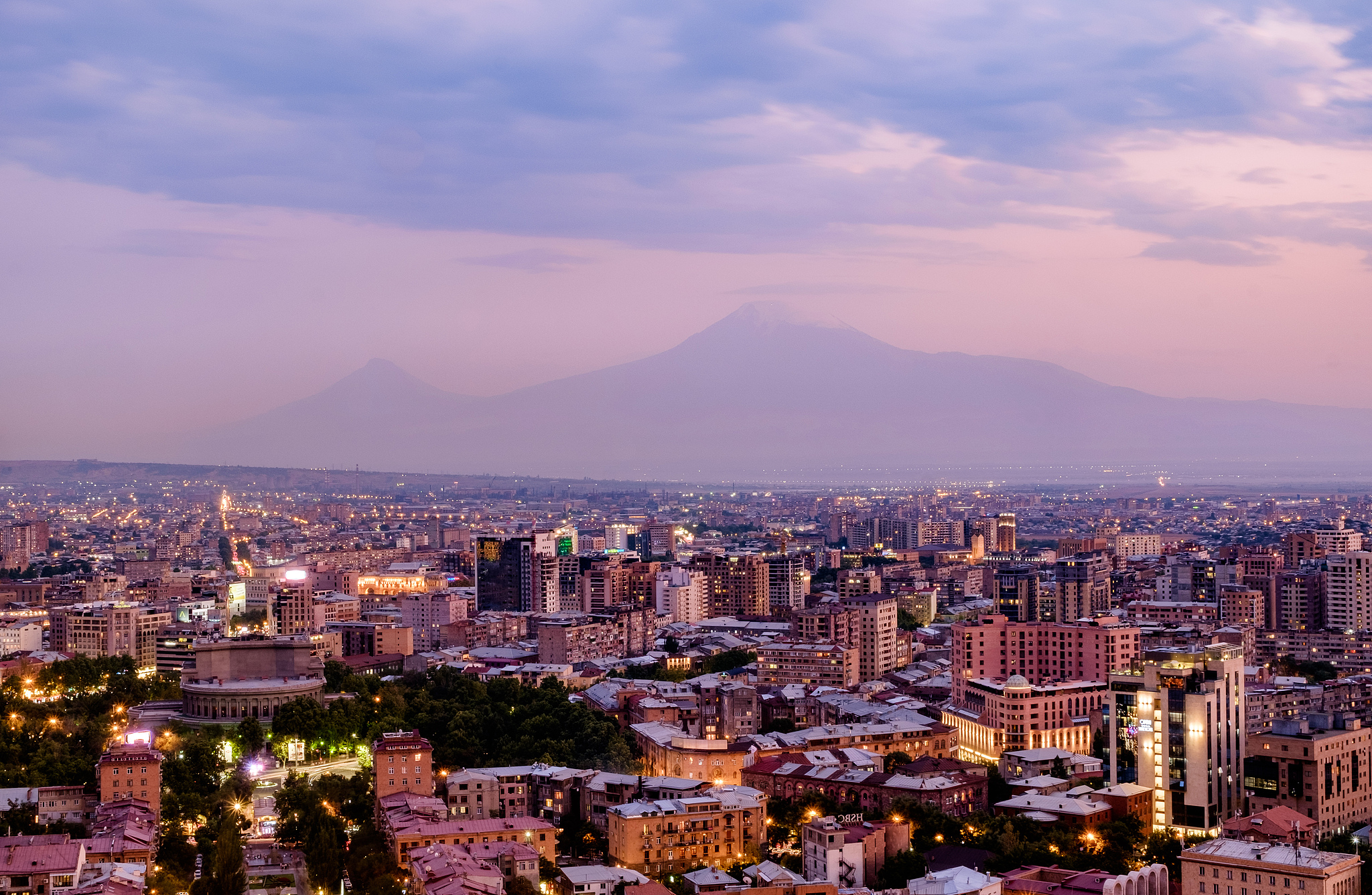 A panoramic view of Yerevan from the Cascade Complex as dusk settles in purple haze, Yerevan, Armenia. /VCG
