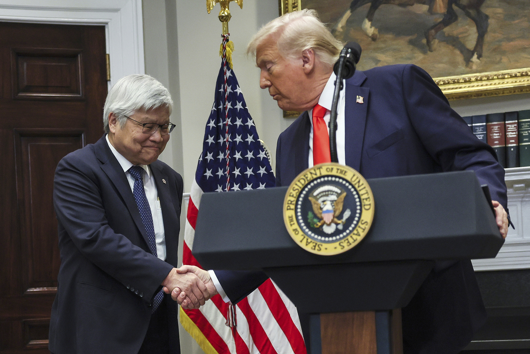 US President Donald Trump shakes hands with Che-Chia Wei, chairman and CEO of Taiwan Semiconductor Manufacturing Company, in the Roosevelt Room of the White House in Washington, March 3, 2025. /CFP

