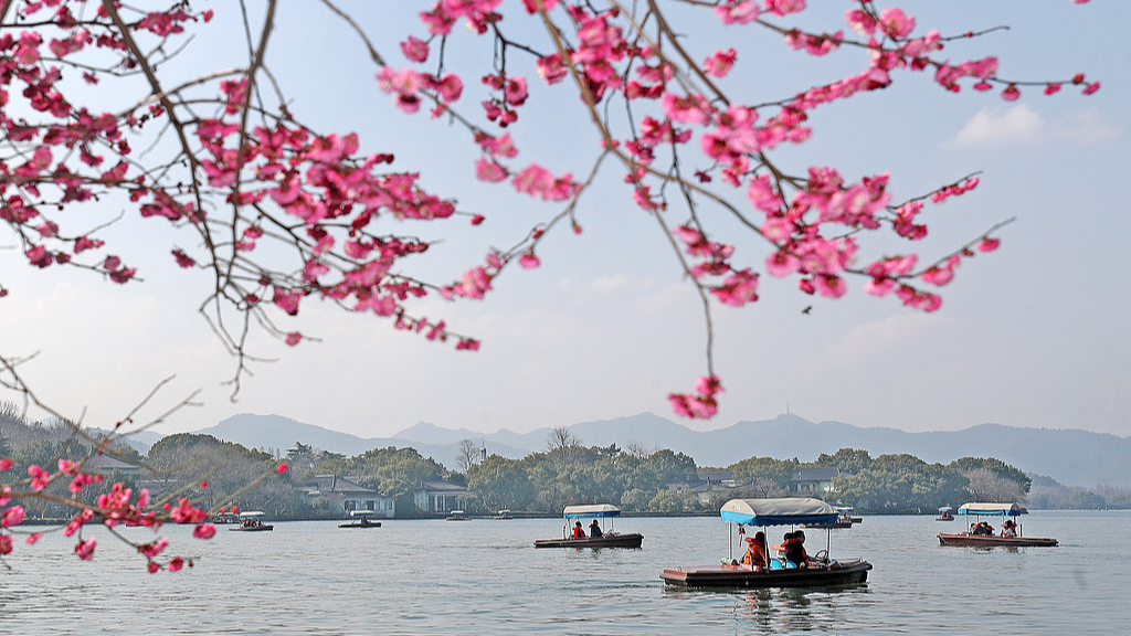 People viewing the awakening of the spring on the boat in West Lake, Hangzhou, Zhejiang Province, China, February 15, 2026. /VCG
