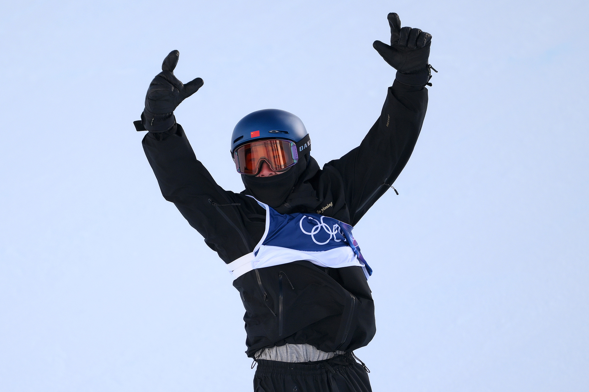 Su Yiming of China celebrates after competing in run one of the men's snowboard slopestyle qualification at the Milano Cortina 2026 Winter Olympic games at Livigno Snow Park in Livigno, Italy, February 15, 2026. /VCG
