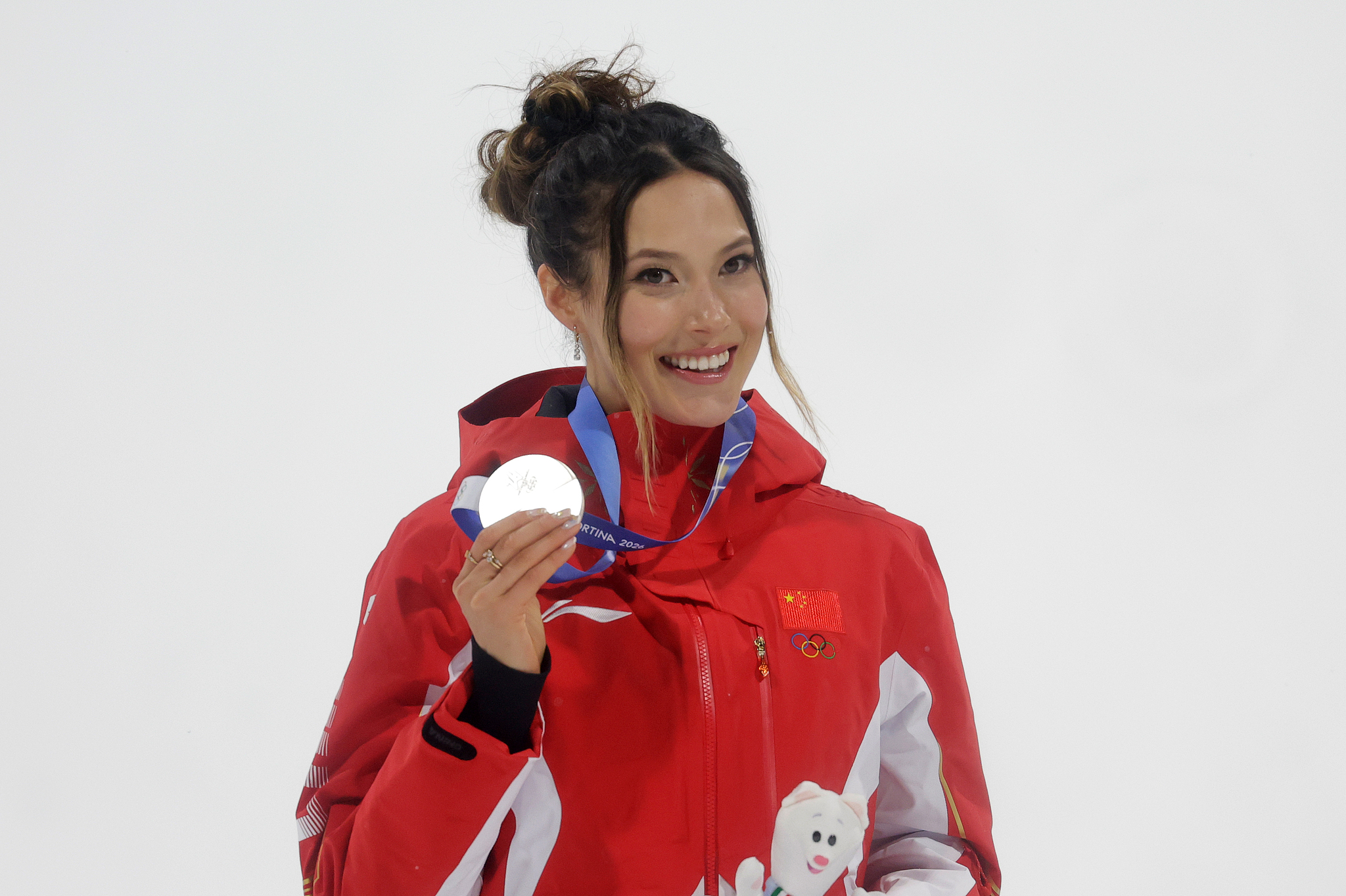 Gu Ailing of China displays her silver medal after the women's freestyle skiing big air final at the 2026 Milano Cortina Winter Olympics in Livigno, Italy, February 16, 2026. /VCG